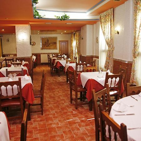 Hostal Cuatro Esquinas Ехеа-де-лос-Кабальєрос Екстер'єр фото