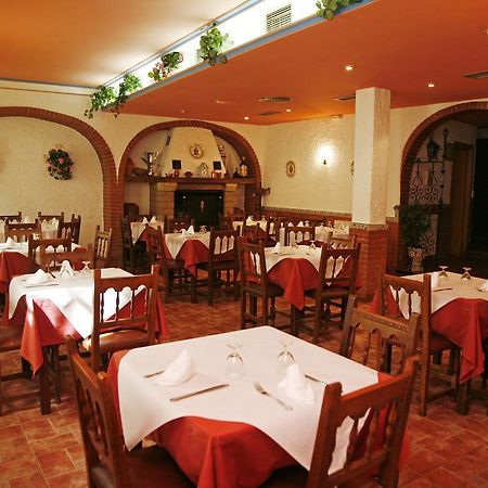 Hostal Cuatro Esquinas Ехеа-де-лос-Кабальєрос Екстер'єр фото