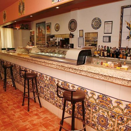 Hostal Cuatro Esquinas Ехеа-де-лос-Кабальєрос Екстер'єр фото