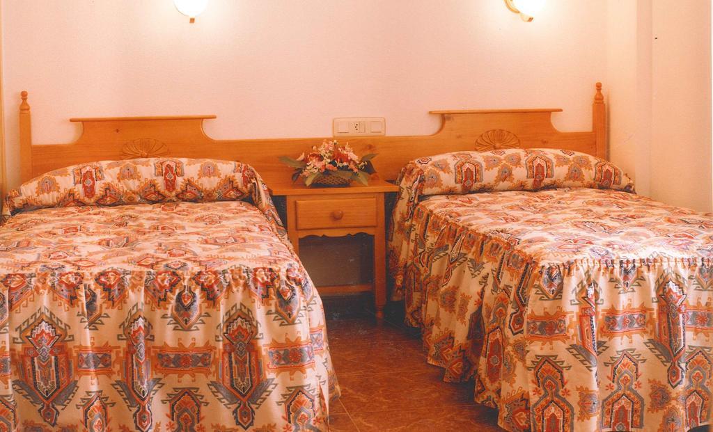Hostal Cuatro Esquinas Ехеа-де-лос-Кабальєрос Номер фото