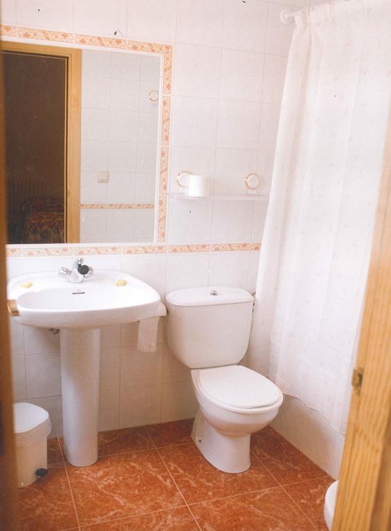 Hostal Cuatro Esquinas Ехеа-де-лос-Кабальєрос Номер фото