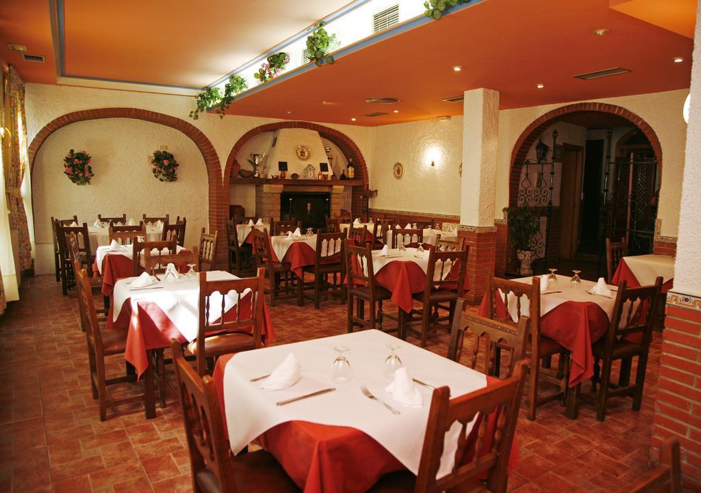 Hostal Cuatro Esquinas Ехеа-де-лос-Кабальєрос Екстер'єр фото