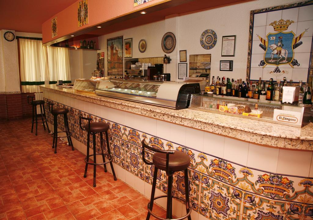 Hostal Cuatro Esquinas Ехеа-де-лос-Кабальєрос Екстер'єр фото