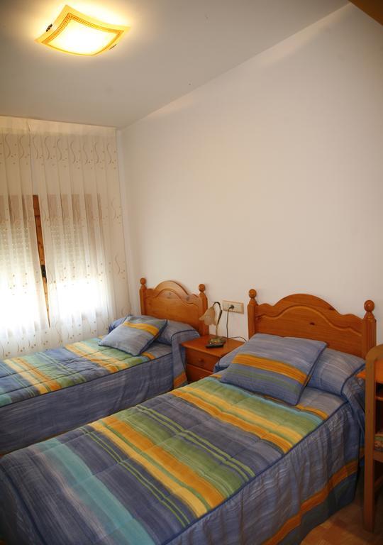 Hostal Cuatro Esquinas Ехеа-де-лос-Кабальєрос Номер фото