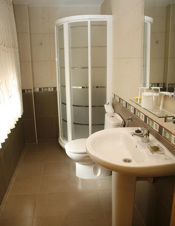 Hostal Cuatro Esquinas Ехеа-де-лос-Кабальєрос Екстер'єр фото