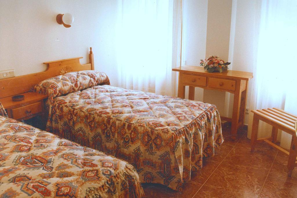Hostal Cuatro Esquinas Ехеа-де-лос-Кабальєрос Номер фото